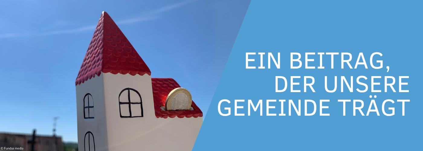 Kleine weiße Kirche aus Keramik mit rotem Dach als Spardose