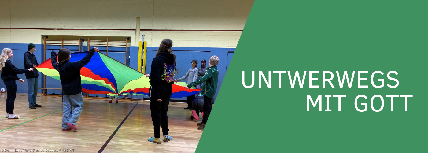 Jugendliche um einen Fallschirm in Regenbogenfarben