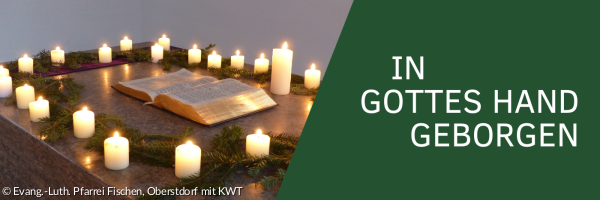 Brennende Kerzen stehen auf dem Altar