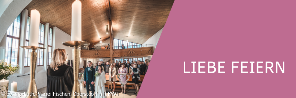 Hochzeitspaar steht vor Altar der Kirche
