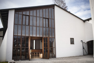 Fensterfront in Fischen mit geöffneter Tür