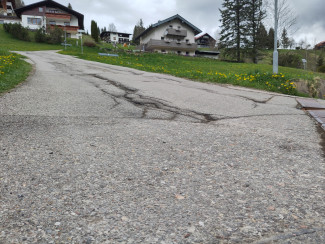 Baufällige Straße in Hirschegg
