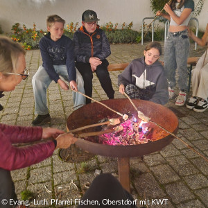 Konfis an einer Feuerschale