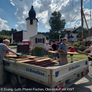 Helfende Hände beim Sommerfest