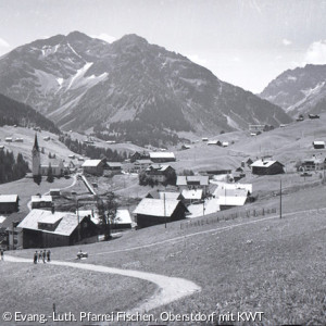 Weg nach Hirschegg mit Kreuzkirche im Hintergrund