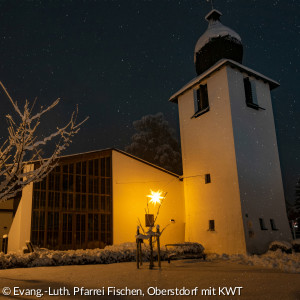 Beleuchtete Kirche mit Schneeflocken