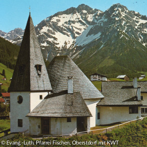 Kreuzkirche, im Hintergrund der Große Widderstein