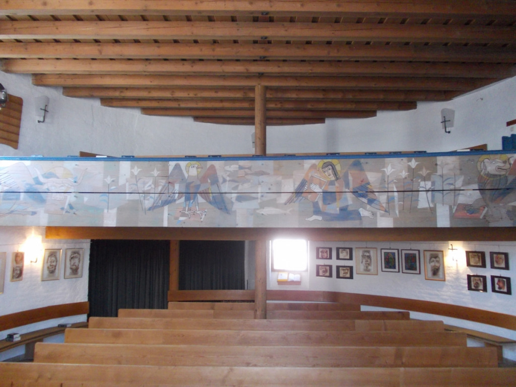 Die Malereien u.a. an der Empore sind von Angela Gsaenger, der Tochter des Architekten, gefertigt worden. Abgebildet sind die Symbole der vier Evangelisten.