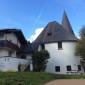 Die Kreuzkirche ist schlicht und schön. Sie wird von Einheimischen und Gästen von Herzen geliebt. Viele kommen immer wieder hierher und erinnern sich an Urlaube, besondere Begegnungen, Hochzeiten, Taufen, Jubiläen und andere Gottesdienste.