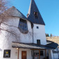 Wer sich für Architektur und Kunst interessiert, sei darauf aufmerksam gemacht, dass die Kreuzkirche weder rund noch oval oder eiförmig ist. Sie ist nicht symmetrisch geschnitten und erinnert darin an das Kunstkonzept von Friedensreich Hundertwasser. Zugleich sind kubistische Elemente und Bauhaus-Anspielungen zu entdecken.